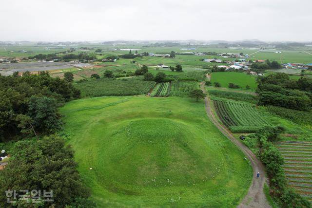 금동관이 발굴된 반남고분군 신촌리9호분. 반남고분군은 들판과 마을 한가운데에 있다.