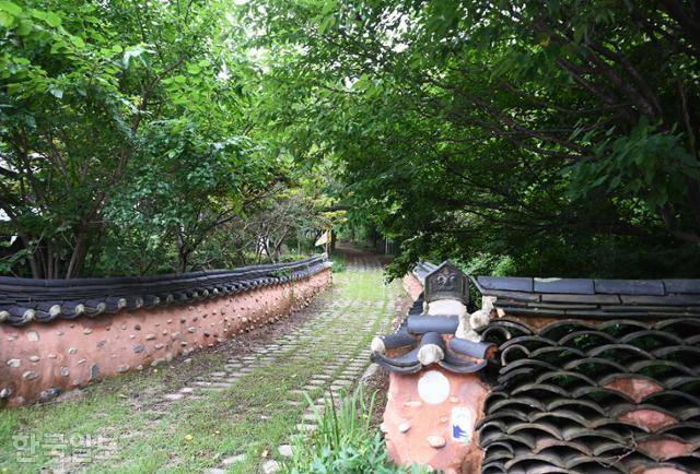 반남면 행정복지센터에서 자미산성으로 오르는 길 입구.