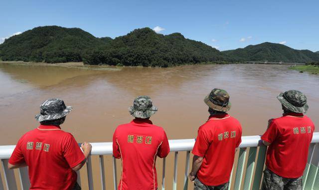 19일 오전 경북 예천군 보문면 미호리 하천에서 실종자를 수색하던 해병대원 1명이 급류에 휩쓸려 실종된 가운데 삼강교 위에서 해병대원들이 실종된 동료를 애타게 찾고 있다. 뉴스1