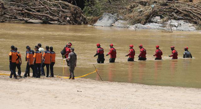 19일 오전 경북 예천군 호명면서 수색하던 해병대 장병 1명이 급류에 휩쓸려 실종된 가운데 119구조대가 실종 지점에서 수색에 나서고 있다. 연합뉴스