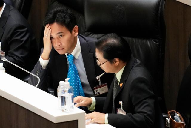 피타 림짜른랏 태국 전진당 대표가 19일 방콕 국회에서 헌법재판소의 의원 직무 정지 결정 소식을 듣고 고민에 빠져있다. 방콕=AP 연합뉴스