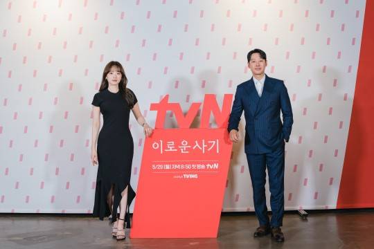 배우 천우희(왼쪽)와 김동욱. 사진제공=tvN
