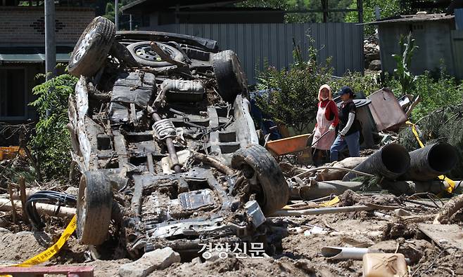 집중호우로 산사태가 발생한 경북 예천군 감천면 벌방리에 19일 차량이 뒤집어져 있다. 권도현 기자
