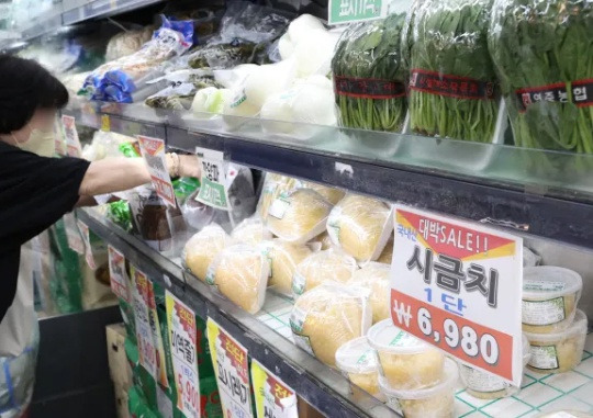 On July 18, a citizen chooses vegetables at Yeongcheon Market in Seodaemun-gu, Seoul. Yonhap News