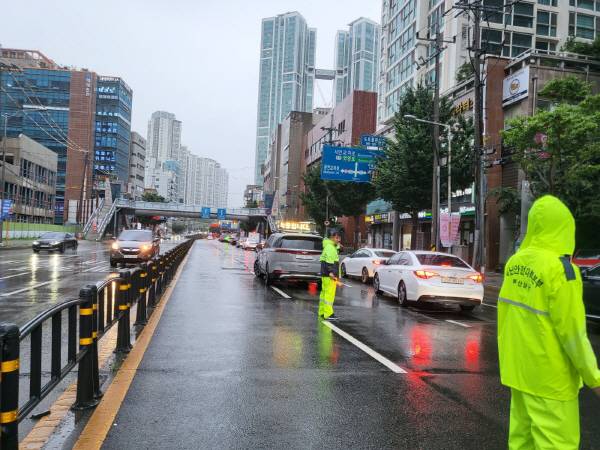 부산 남구 관계자가 지난 16일 대남지하차도에서 통행금지 조치를 하고 있다. 남구 제공