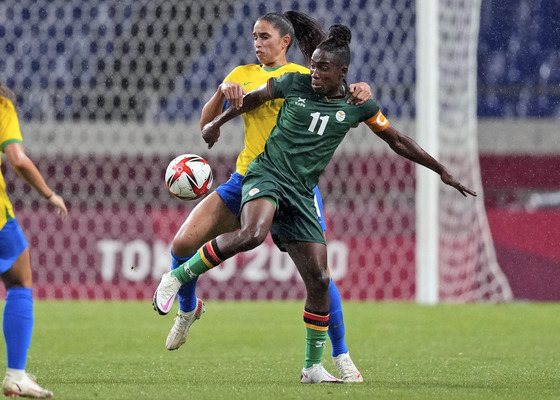 Zambia's Barbra Banda, front, battles for the ball during a match against Brazil at the 2020 Summer Olympics on in Saitama, Japan July 27, 2021.  [AP/YONHAP]