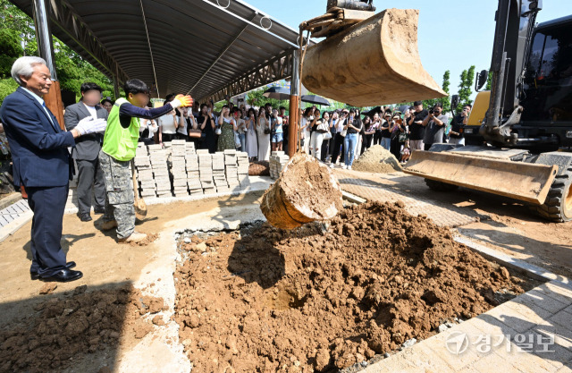 19일 오후 인천 연수구 선학초등학교 운동장에서 열린 타임캡슐(20년 전) 개봉식에서 이명수 전 선학초 교장과 졸업생들이 땅속에서 올라오는 타임캡슐을 지켜보고 있다. 장용준기자