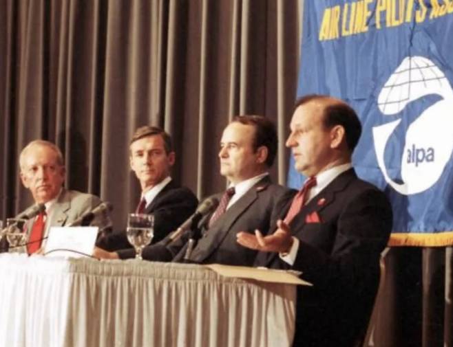 사고 당시 232편을 조종했던 조종사들. 왼쪽부터 앨 헤인스 기장, 빌 레코즈 부기장, 더들리 드보르작 항공기관사, (승객으로 탑승했다가 엔진 추력 조절에 큰 도움을 준)데니스 피치 기장.