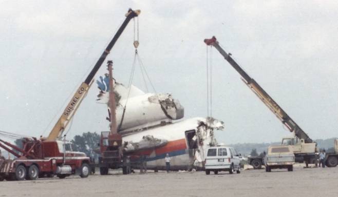 사고 나흘 후인 1989년 7월 23일 찍힌 꼬리 부분 잔해. /사진= 유튜브 캡처