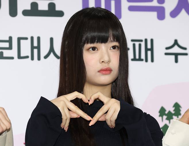 걸그룹 뉴진스의 하니가 16일 오전 서울시청에서 열린 '서울특별시 홍보대사 감사패 수여 및 위촉식'에 앞서 포즈를 취하고 있다. [연합]