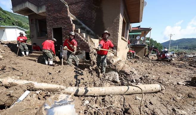 정부가 특별재난지역으로 선포한 19일 오전 경북 예천군 한 마을에서 해병대가 복구 작업을 펼치고 있다. [연합]