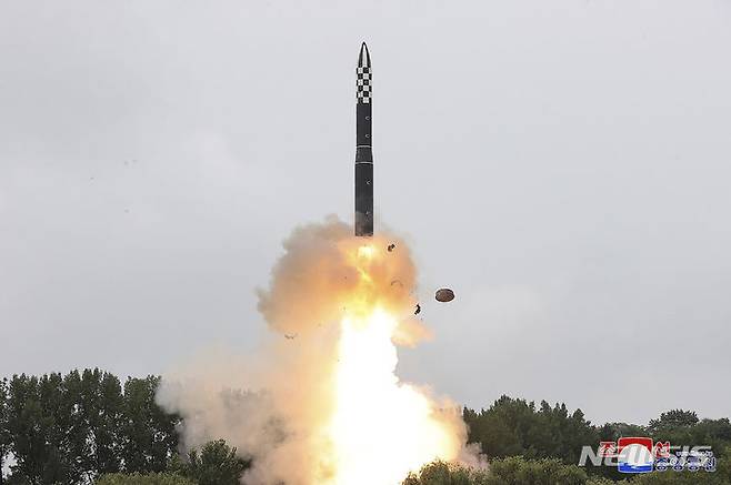 [평양=AP/뉴시스] 북한 조선중앙통신이 13일 제공한 사진에 대륙간탄도미사일(ICBM) '화성-18형'이 시험발사 되고 있다. 북한은 전날 화성-18형 시험발사를 진행했으며 김정은 국무위원장이 참관했다고 밝혔다. 2023.07.13.