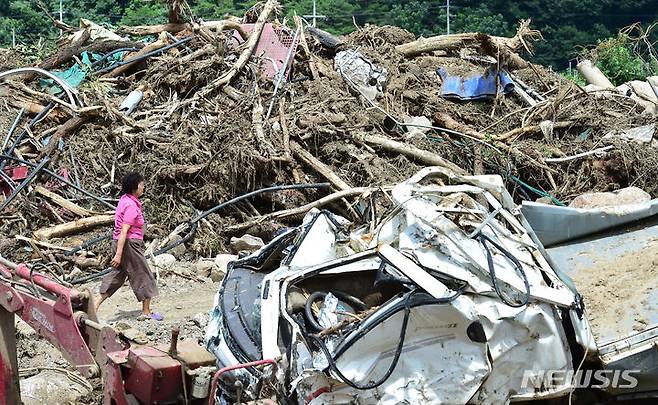 [예천=뉴시스] 이무열 기자 = 17일 오후 경북 예천군 감천면 진평리 마을이 산사태로 초토화된 채 복구를 기다리고 있다. 2023.07.17. lmy@newsis.com