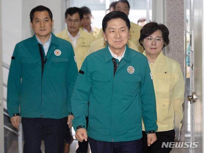 빗물저류배수시설 방문하는 김기현 국민의힘 대표.[서울=뉴시스] 최동준 기자 = 김기현 국민의힘 대표가 19일 서울 양천구 신월 빗물저류배수시설을 방문하고 있다. (공동취재사진) 2023.07.19. photo@newsis.com