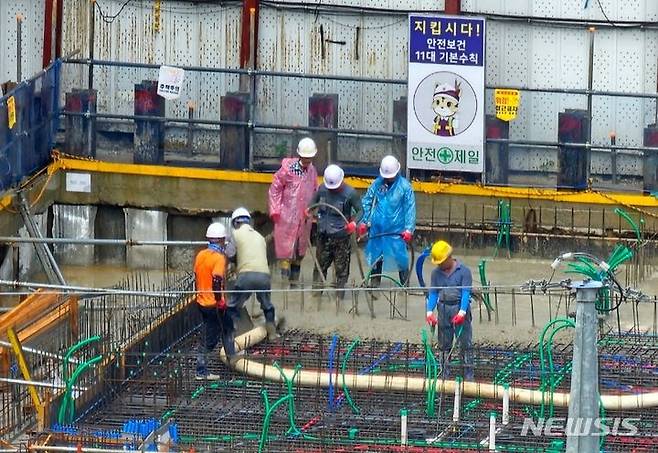 [광주=뉴시스] 김혜인 기자 = 17일 오전 광주 서구 화정동 한 아파트 신축 공사현장에서 빗속 콘크리트 타설 작업을 진행하고 있다. 2023.07.19. (사진=독자제공) photo@newsis.com