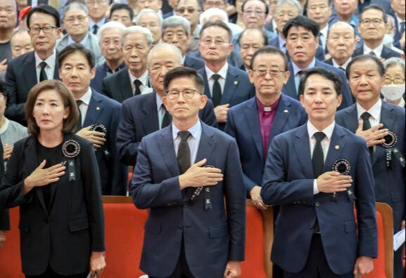 19일 서울 동작구 국립서울현충원에서 열린 이승만 전 대통령 서거 58주기 추모식 참석자들이 국민의례를 하고 있다. 앞줄 왼쪽부터 나경원 전 국민의힘 의원, 김문수 경제사회노동위원장, 박민식 국가보훈부 장관. 보훈부 제공