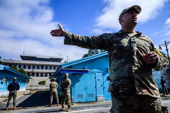 4일 판문점 공동경비구역(JSA)에서 유엔군사령부(UNC) 병사가 보초를 서고 있다. 2022.10.4 AFP 연합뉴스