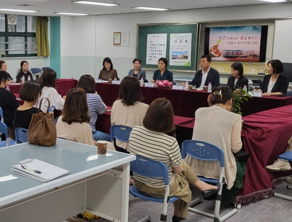 지난 18일 진행된 ‘시의원과 함께하는 교육공동체 간담회’에 참석한 김원중 의원