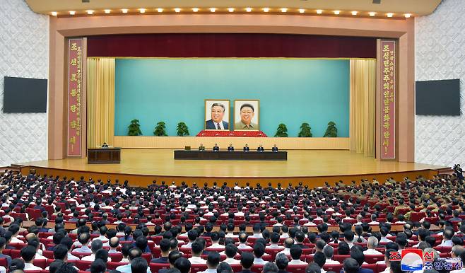 지난 13일 평양 인민문화궁전에서 조국해방전쟁승리 70돌 기념 중앙연구토론회가 열렸다고 중앙통신이 14일 보도했다. ⓒ연합뉴스