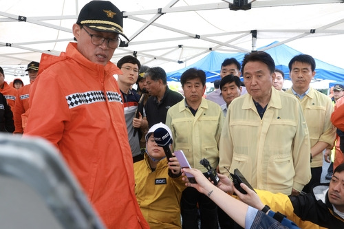 충청북도 청주시 오송 지하차도 사고 현장에서 브리핑 받는 김영환 충북지사 ⓒ 충북도 제공