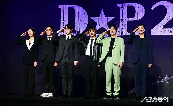 18일 서울 강남구 그랜드 인터컨티넨탈 서울 파르나스에서 열린 넷플릭스 시리즈 ‘D.P.‘ 시즌2 제작발표회에 참석한 배우 김지현, 지진희, 정해인, 구교환, 김성균, 손석구가 카메라를 향해 포즈를 취하고 있다. 김민성 기자 marineboy@donga.com