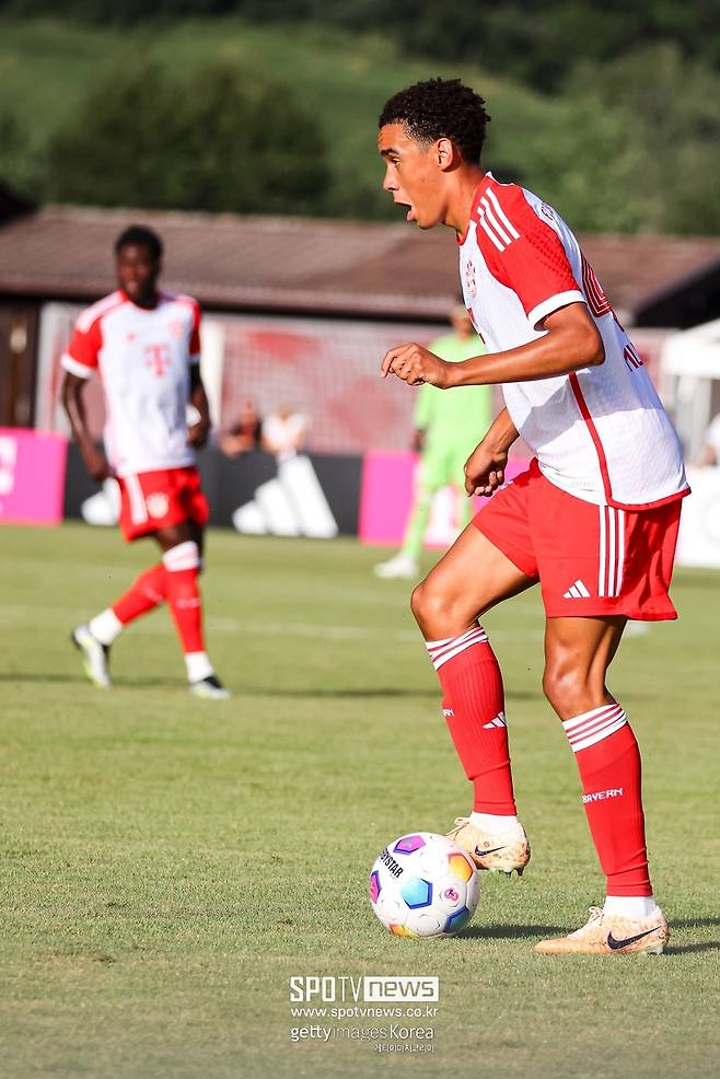 자말 무시알라는 이날 경기에서 5골을 터뜨렸다.