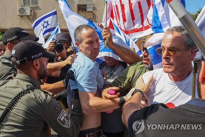 이스라엘 경찰관과 몸싸움하는 사법 정비 반대 시위대.  [AFP 연합뉴스 자료사진. 재판매 및 DB 금지]