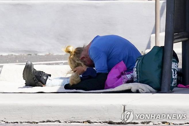 폭염에 괴로워하는 피닉스 주민 [AP=연합뉴스. 재판매 및 DB 금지]