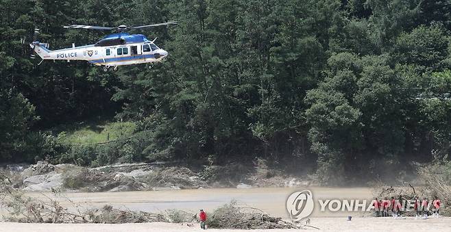 수색에 동원된 헬기 (예천=연합뉴스) 윤관식 기자 = 19일 오전 경북 예천군 호명면서 경찰 헬기가 수색에 나서고 있다. 2023.7.19 psik@yna.co.kr