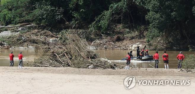 실종 해병대 장병수색 (예천=연합뉴스) 김동민 기자 = 해병대원과 소방이 19일 오전 경북 예천군 일대에서 수색 중 급류에 휩쓸려 실종된 해병대 장병을 찾고 있다. 2023.7.19 image@yna.co.kr