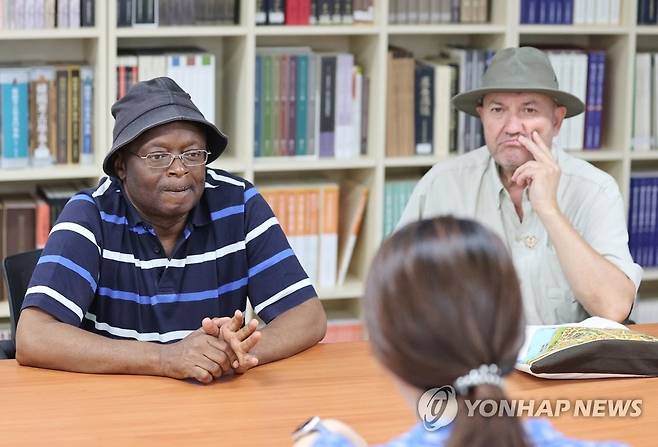 대화 나누는 은도로 사무총장과 클라코올루 교수 (서울=연합뉴스) 이재희 기자 = 19일 오전 서울 송파구 풍납토성발굴조사단을 방문한 웨버 은도로 국제문화재보존복구연구센터(ICCROM) 사무총장(왼쪽)과 피키리 클라코울루 튀르키예 앙카라 대학교 교수가 국립문화재연구원 관계자와 대화를 나누고 있다. 2023.7.19 scape@yna.co.kr