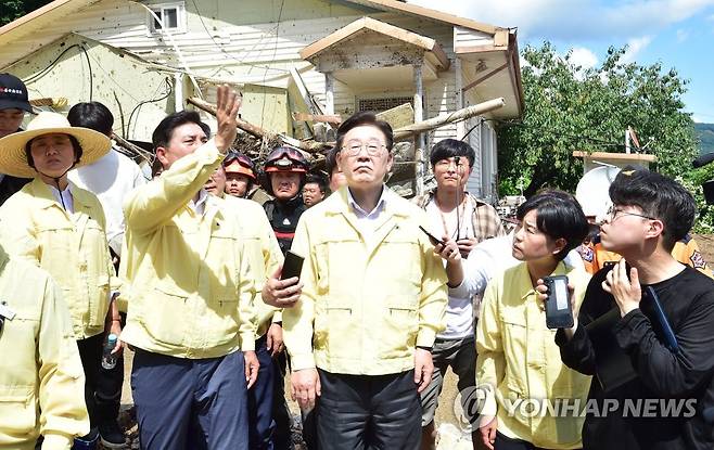 폭우피해 예천 찾은 이재명 대표 (예천=연합뉴스) 한상균 기자 = 더불어민주당 이재명 대표가 19일 경북 예천군에서 폭우 피해 주택을 보고 있다. 2023.7.19 [공동취재] xyz@yna.co.kr