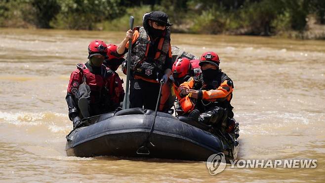 실종자 수색 구조활동 중인 119구조대원들 (서울=연합뉴스) 19일 경북 예천군 보문현 미호리 내성천 일대에서 119구조대원들이 실종자 수색 구조활동을 하고 있다. 2023.7.19 [소방청 제공. 재판매 및 DB 금지] photo@yna.co.kr