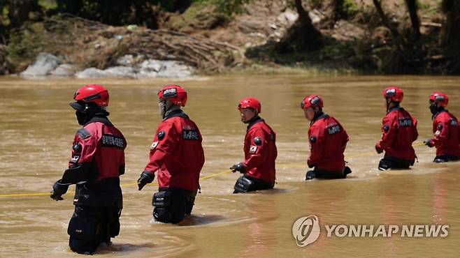 실종자 수색 구조활동 중인 119구조대원들 (서울=연합뉴스) 19일 경북 예천군 보문현 미호리 내성천 일대에서 119구조대원들이 실종자 수색 구조활동을 하고 있다. 2023.7.19 [소방청 제공. 재판매 및 DB 금지] photo@yna.co.kr