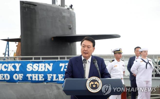 미 핵잠수함 켄터키함 앞에서 격려사 하는 윤석열 대통령 (부산=연합뉴스) 임헌정 기자 = 윤석열 대통령이 19일 부산 남구 해군작전사령부 부산작전기지에 입항한 미국의 오하이오급 핵추진 탄도유도탄 잠수함(SSBN) 켄터키함(SSBN-737) 앞에서 격려사를 하고 있다. 2023.7.19 [대통령실통신사진기자단] kane@yna.co.kr