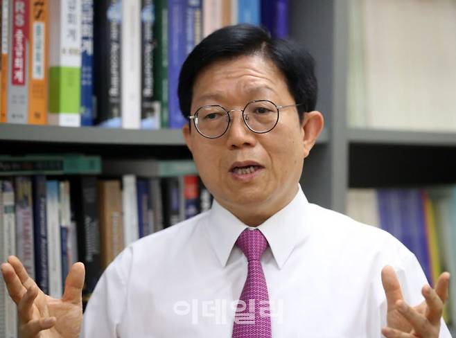 한국회계학회장을 맡고 있는 한종수 이화여대 경영학과 교수. △연세대 상경대학 경영학과 학사·석사, 피츠버그대 박사 △한국공인회계사 △IFRS 재단이사 자문그룹 자문위원 △상장협의회 자문위원단 자문교수 △한국 CFO 협회 부회장 △한국화재보험협회 감사 △LG 사외이사(감사위원장) △포스코인터내셔널 사외이사(감사위원장) △전 국제회계기준 해석위원회 위원 △전 금융위원회 회계제도개혁위원회 위원 △전 금융감독원 회계심의위원회 위원 △전 한국공인회계사회 회계연구위원회 위원장 △삼정회계법인 ACI 자문 교수 (사진=김태형 기자)