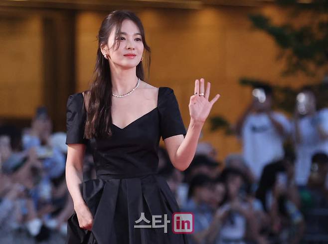[이데일리 스타in 노진환 기자] 배우 송혜교가 19일 오후 인천 파라다이스시티에서 열린 제2회 청룡시리즈어워즈 레드카펫 행사에 참석하며 인사를 하고 있다.