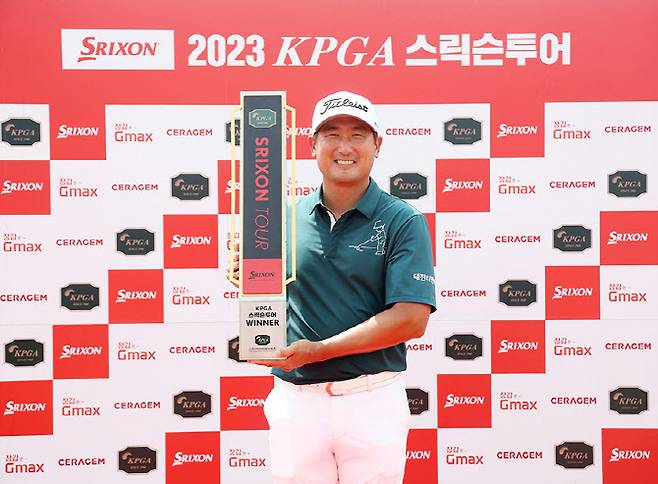 KPGA 스릭슨투어 14회 대회 우승한 최고웅(사진=KPGA 제공)