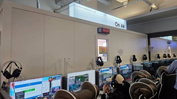 - 보스컨 알려드림 콘텐츠가 진행 중인 방송 부스