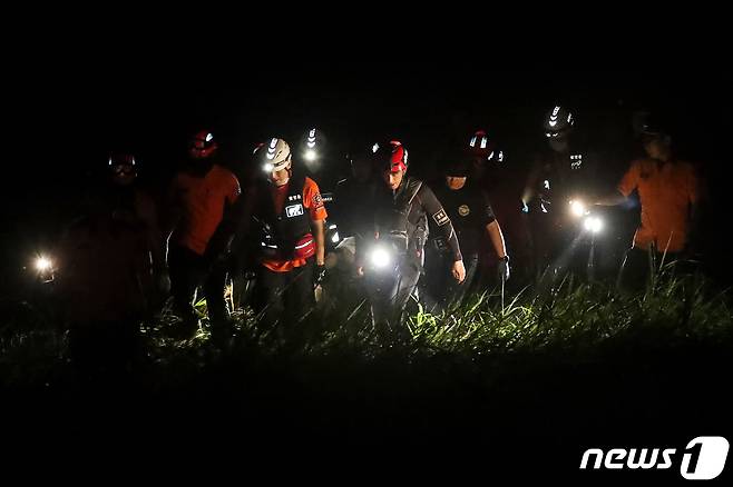 19일 오전 경북 예천군 보문면 미호리 하천에서 실종자 수색 도중 급류에 휩쓸려 실종된 해병대원이 이날 오후 11시8분쯤 예천군 호명면 월포리 고평교 인근에서 발견돼 이송되고 있다. 2023.7.19/뉴스1 ⓒ News1 공정식 기자