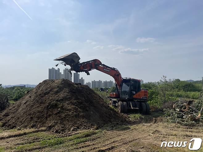 20일 충북도는 전날 충주시 수안보면과 동량면의 과원에서 과수화상병이 1건씩 추가 발생했다고 밝혔다. 사진은 공적 방제 모습.(자료사진)2023.7.20/뉴스1