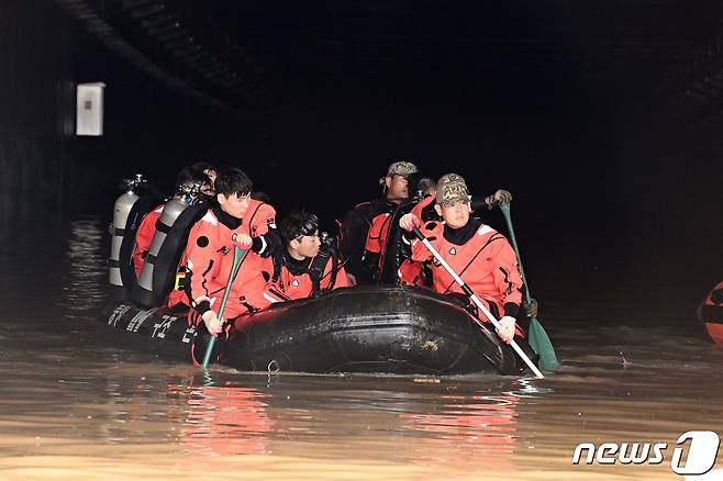 16일 공군 제6탐색구조전대 항공구조사들이 충북 청주시 오송읍 궁평리 지하차도에서 실종자 수색작전을 펼치고 있다. (공군 제공) 2023.7.16/뉴스1