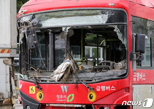 19일 오전 충북 청주시의 한 견인차량 보관소에 오송 지하차도 참사 당시 현장에서 견인된 747번 급행 시내버스가 보관돼 있다. 2023.7.19/뉴스1 ⓒ News1 구윤성 기자