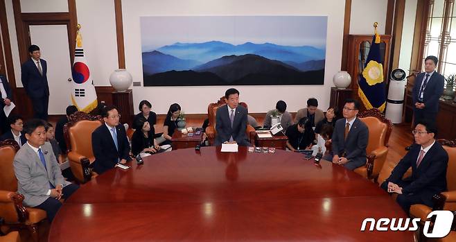 김진표 국회의장이 3일 오전 서울 여의도 국회에서 열린 '선거제 개편 협의체 발족식'에서 인사말을 하고 있다. 왼쪽부터 김영배 더불어민주당 정개특위 간사, 송기헌 원내수석부대표, 김 의장, 이양수 국민의힘 원내수석부대표, 김상훈 정개특위 간사./뉴스1 ⓒ News1 황기선 기자