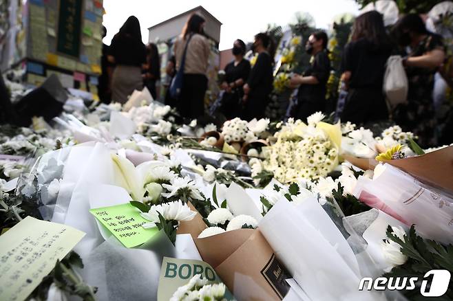 20일 오후 서울 서초구의 한 초등학교에서 최근 극단적 선택을 한 이 학교 교사를 추모하기 위한 교사들의 발걸음이 이어지고 있다. 2023.7.20/뉴스1 ⓒ News1 김민지 기자