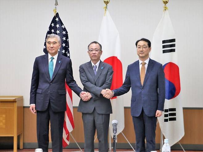 한미일 북핵 수석대표가 20일 일본 나가노현 가루이자와에서 협의를 갖고 북한의 핵 개발을 저지하기 위한 방안을 논의했다. 왼쪽부터 성김 미국 국무부 대북특별대표, 후나코시 다케히로 일본 외무성 아시아·대양주국장, 김건 외교부 한반도평화교섭본부장. [사진제공=외교부]