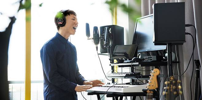 집에서 이게 정말 가능해? - 일본 사이타마현의 한 방음 아파트에 거주하는 호소미 유타카씨가 유튜브에 올릴 노래를 녹음하고 있다. 보컬 트레이너 겸 유튜버인 그는 "방음 아파트 입주 이후 노래 연습과 악기 연주를 더 자유롭게 즐길 수 있게 됐다'고 말했다. /'뮤지션' 웹사이트