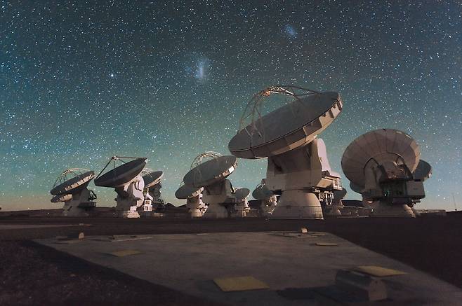 칠레 아타카마 사막의 해발 5000m 고원에 있는 전파망원경인 ALMA(아타카마 대형 밀리미터 집합체)./ESO