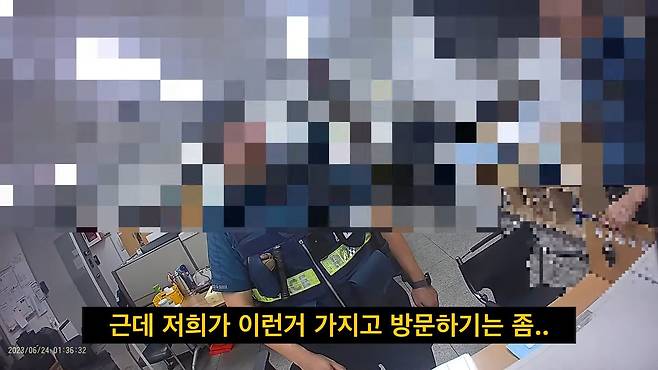 지난달 24일 오전 1시 30분쯤 30대 배달기사 A씨가 서울 도곡지구대에 방문해 이상 상황을 신고하려 했으나 당시 근무하던 경찰관들이 신고를 접수하지 않으며 "저희가 이런 것 가지고 방문하기는 좀…"이라고 말하고 있다. /유튜브 '믿을건내몸뿐' 갈무리