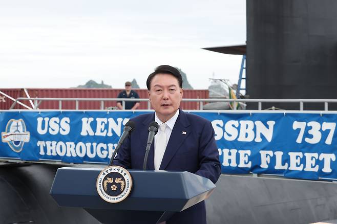 윤석열 대통령이 19일 부산 남구 해군작전사령부 부산작전기지를 방문해 미국 오하이오급 핵추진 탄도유도탄 잠수함 켄터키함 앞에서 격려사를 하고 있다. /뉴스1